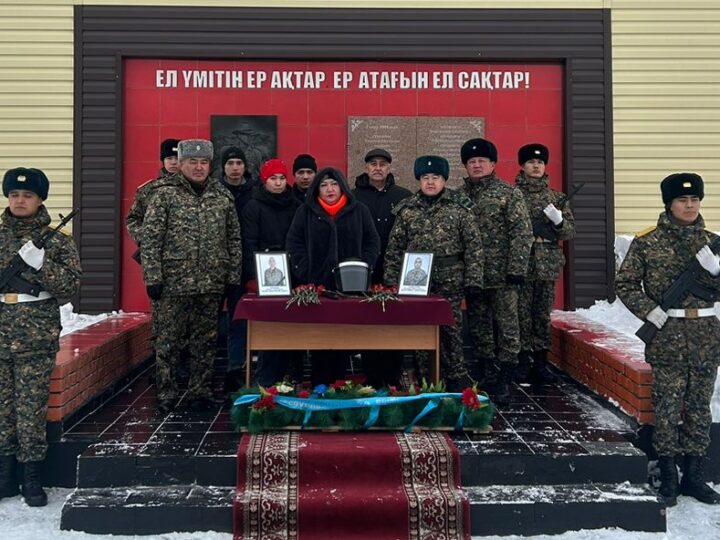 Қарағандыда әскерилер Қаңтар оқиғасында қаза болған екі сарбазды еске алды